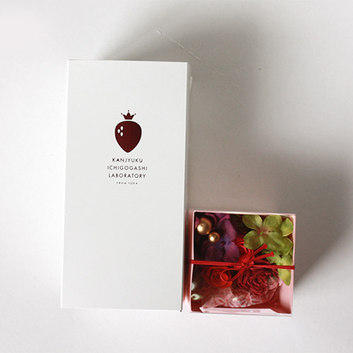 【母の日】＜完熟いちご菓子研究所＞完熟いちごロールとプリザーブドフラワーのセット　※送料込【受注締め切り日：2026/5/3】