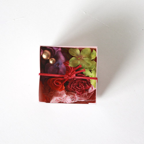 【母の日】＜完熟いちご菓子研究所＞完熟いちごロールとプリザーブドフラワーのセット　※送料込【受注締め切り日：2026/5/3】