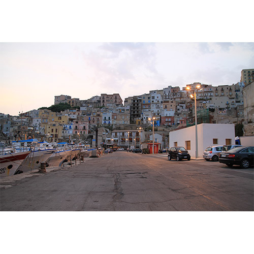 鮮やかなシチリア陶器模様がデザインされた、赤白ロゼワイン4本セット