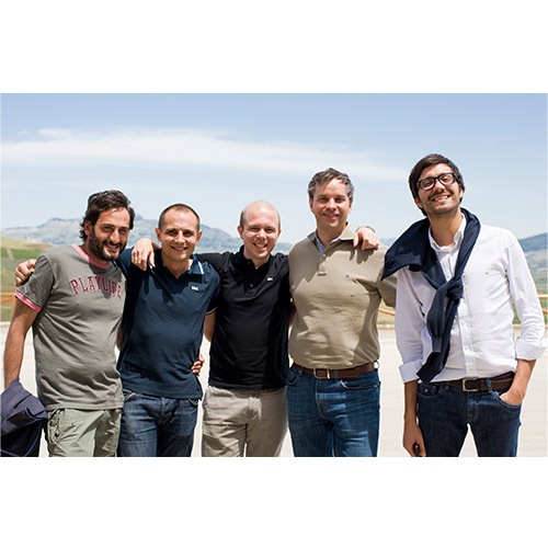 鮮やかなシチリア陶器模様がデザインされた、赤白ロゼワイン4本セット