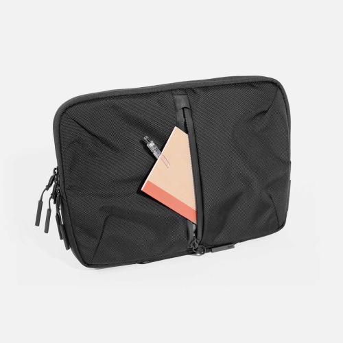 ＜Aer＞Tech Folio 13  ガジェットケース