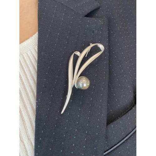 ＜ミワ＞クロチョウパールブローチ