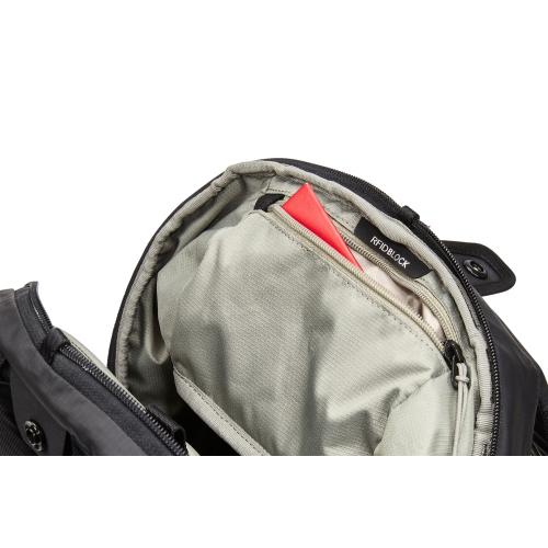 ＜THULE＞タクト バックパック 16L ブラック