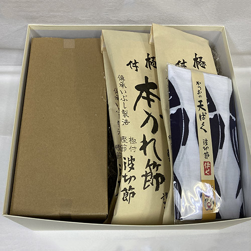 「かつおの天ぱく」伊勢波切節・削り器詰合せ（手ぬぐい付き）