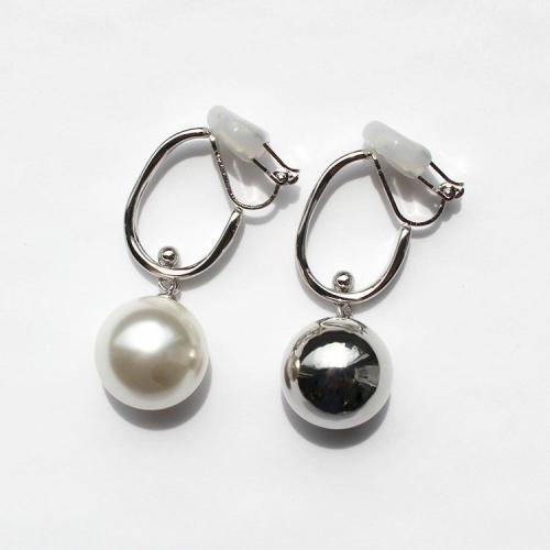 ＜アビステ＞アシンメトリーパールボールロングイヤリング