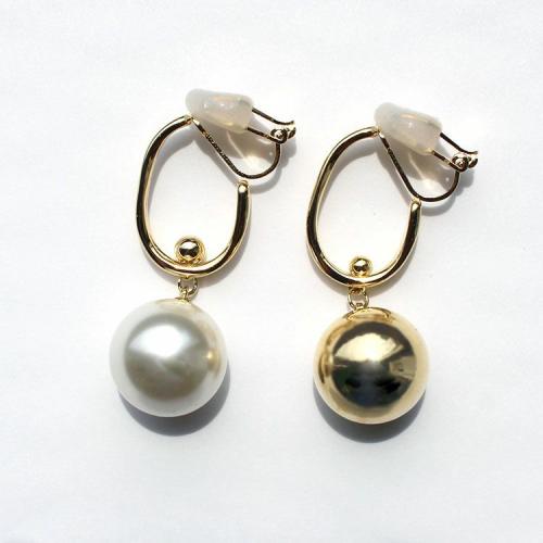 ＜アビステ＞アシンメトリーパールボールロングイヤリング