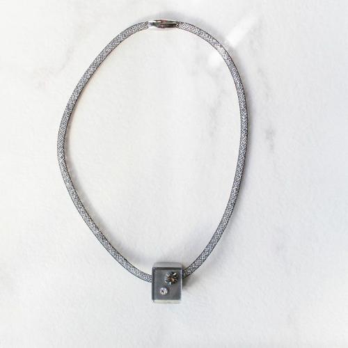 ＜ZSiSKA＞マグネットクラスプレジンネックレス1240026（スクェア）