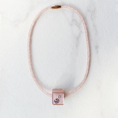 ＜ZSiSKA＞マグネットクラスプレジンネックレス1240026（スクェア）