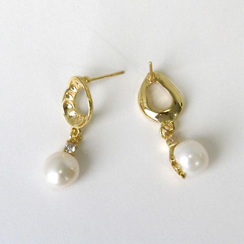 ＜アビステ＞淡水パール×メタルフレームロングピアス