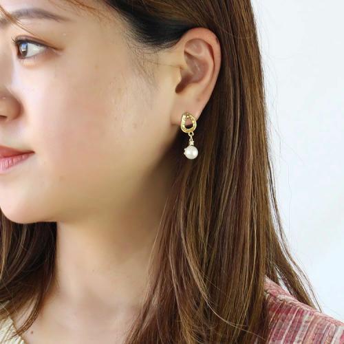 ＜アビステ＞淡水パール×メタルフレームロングピアス