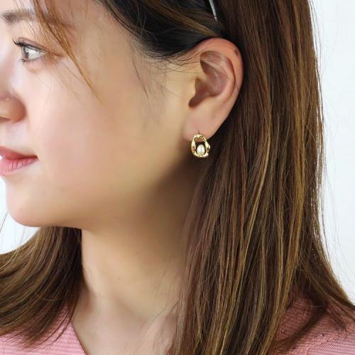 ＜アビステ＞淡水パールメタルフレームデザインピアス