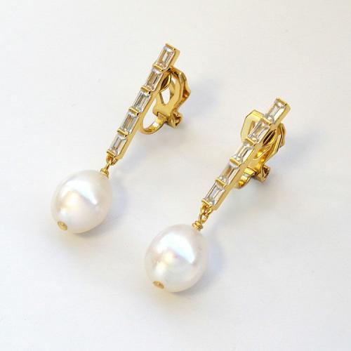 ＜アビステ＞SV925淡水パール×キュービックジルコニアIラインデザインイヤリング