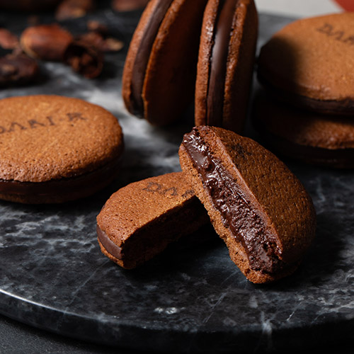 ＜dari K＞カカオサンドクッキー「ダーク」「抹茶」各６枚入