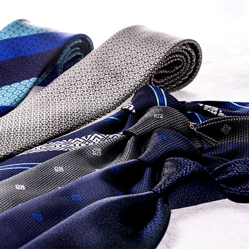 ＜ANA FINDS＞博多織　華皿小紋柄ネクタイ　グレー