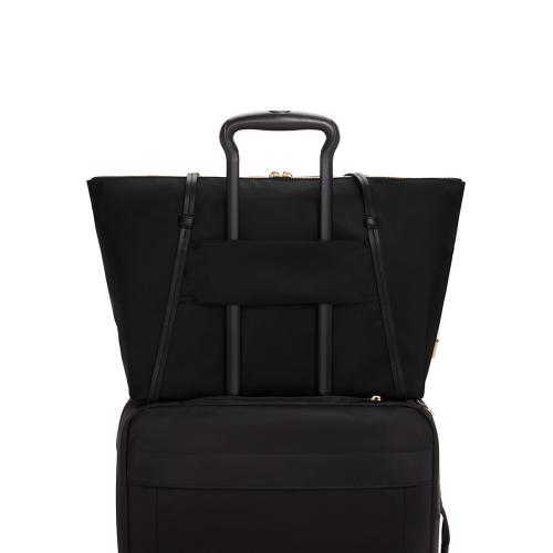 ＜TUMI＞VOYAGEUR 「キュー」TOTE  ブラック/ゴールド