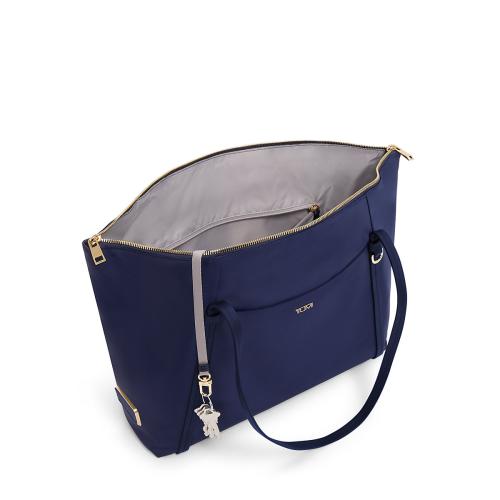 ＜TUMI＞VOYAGEUR 「キュー」TOTE  インディゴ/ライトゴールド