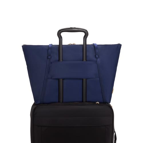 ＜TUMI＞VOYAGEUR 「キュー」TOTE  インディゴ/ライトゴールド