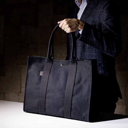 ＜sasicco＞スクエアトートL 黒