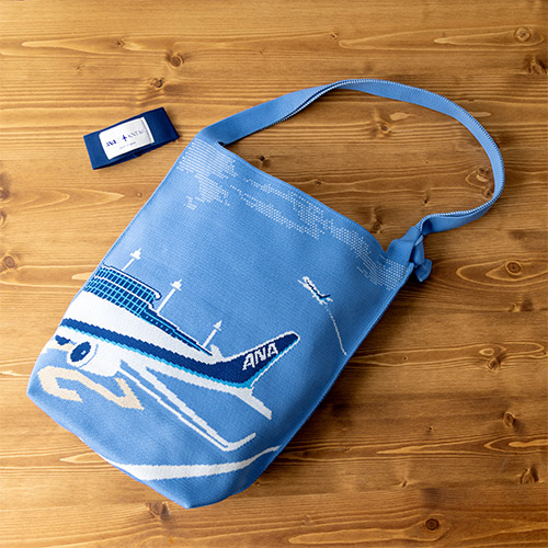 ＜ANAオリジナル＞KNT365 for ANA Fourty 駐機場モチーフニットバッグ　ブルー