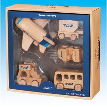 大人も着やすいシンプルファッション 木製飛行機セット | ANAショッピング A-style ミニカー