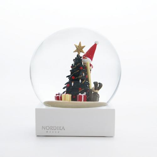 ＜Nordika Nisse＞ノルディカニッセ スノードーム 飾りつけをするサンタとイヌ