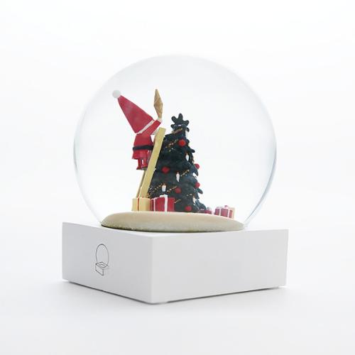 ＜Nordika Nisse＞ノルディカニッセ スノードーム 飾りつけをするサンタとイヌ