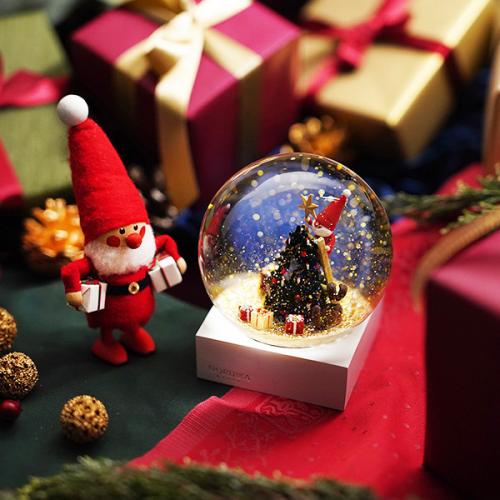 ＜Nordika Nisse＞ノルディカニッセ スノードーム 飾りつけをするサンタとイヌ