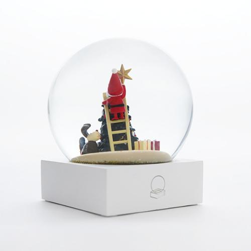 ＜Nordika Nisse＞ノルディカニッセ スノードーム 飾りつけをするサンタとイヌ