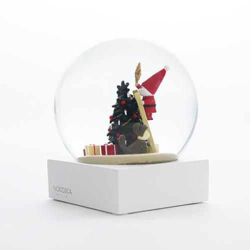 ＜Nordika Nisse＞ノルディカニッセ スノードーム 飾りつけをするサンタとイヌ