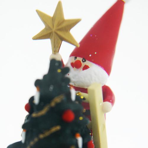 ＜Nordika Nisse＞ノルディカニッセ スノードーム 飾りつけをするサンタとイヌ