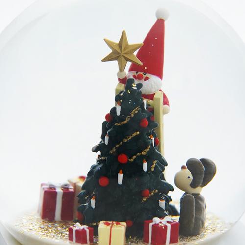 ＜Nordika Nisse＞ノルディカニッセ スノードーム 飾りつけをするサンタとイヌ