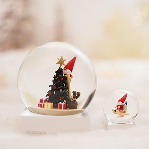 ＜Nordika Nisse＞ノルディカニッセ スノードーム 飾りつけをするサンタとイヌ