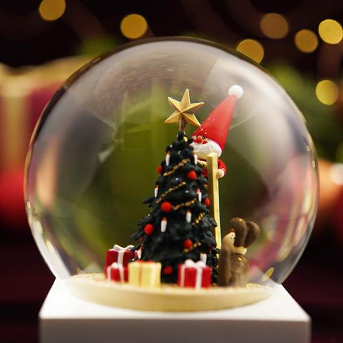 ＜Nordika Nisse＞ノルディカニッセ スノードーム 飾りつけをするサンタとイヌ